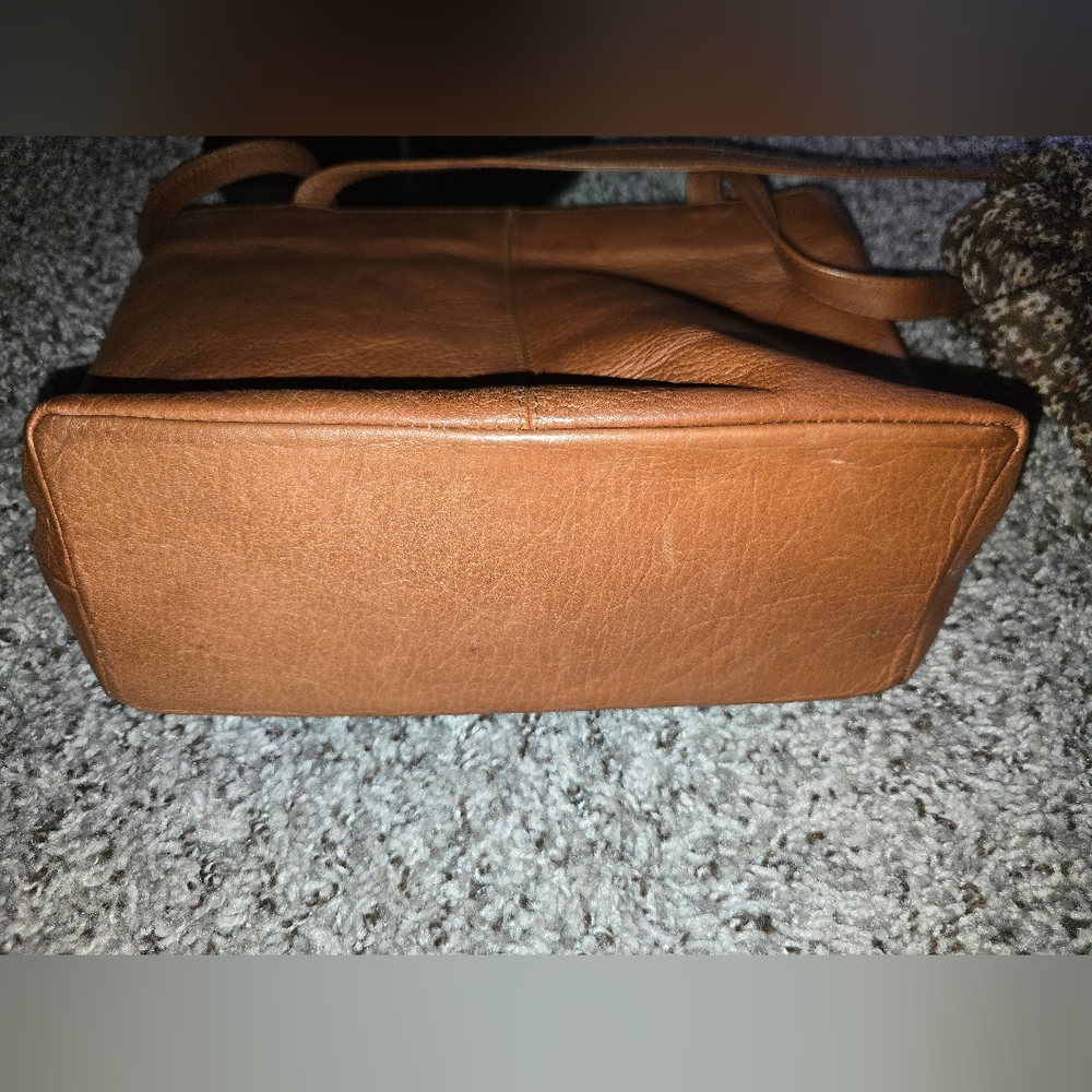 👜 Tan Leather Tote with Floral Scarf Accent In Preloved Condition - Picture 7 of 9